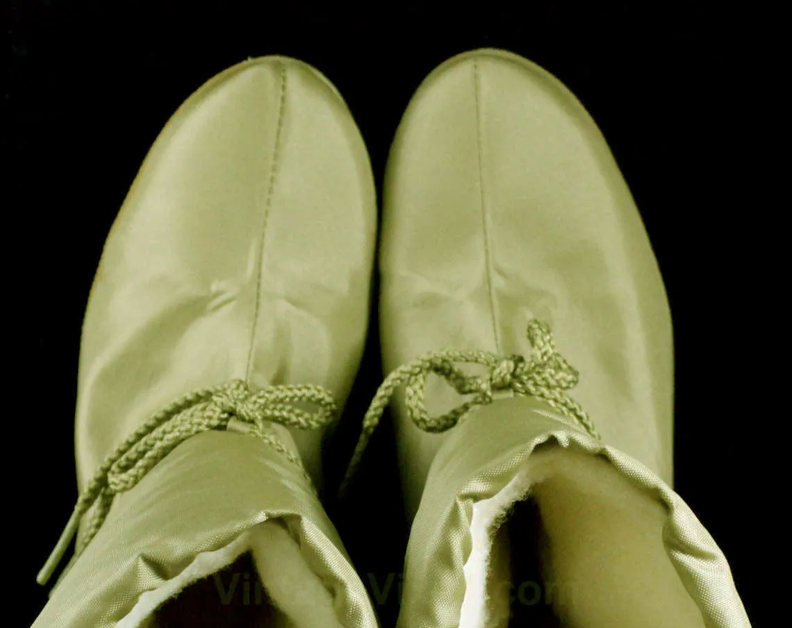 Size 9 Apres Ski Boots - Shimmery Golden Tan Canvas - Faux Fur Lining - Wedge Sole - Ankle Tie - Fall - Winter 80s Deadstock Ladies Shoes